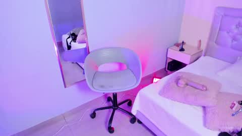 Escarlet online show from November 21, 1:10 pm