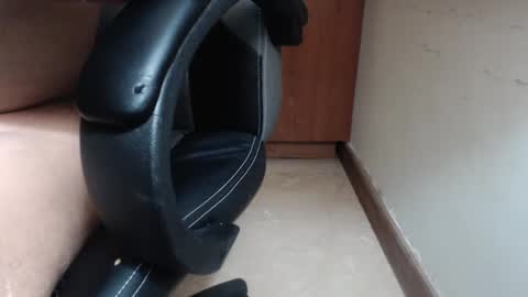 Snapshot of escorpion51 chatting on December 2, 1:36 am escorpion51 online show from December 2, 1:36 am