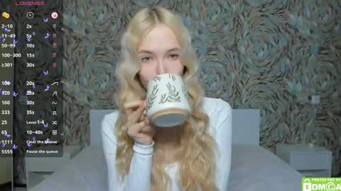 Snapshot of eshcka chatting on May 24, 5:12 am Megan and Brad online show from May 24, 5:12 am