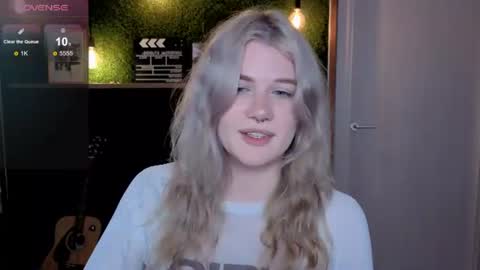 Snapshot of eshleeeygreen chatting on June 17, 7:44 am EshleGreen online show from June 17, 7:44 am