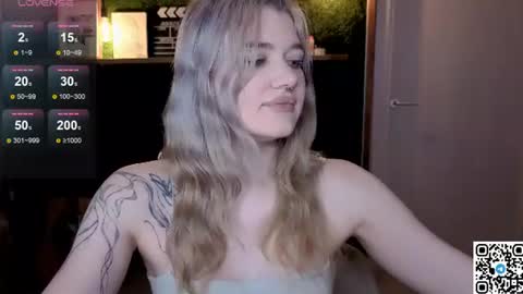 Snapshot of eshleeeygreen chatting on June 25, 11:53 pm EshleGreen online show from June 25, 11:53 pm
