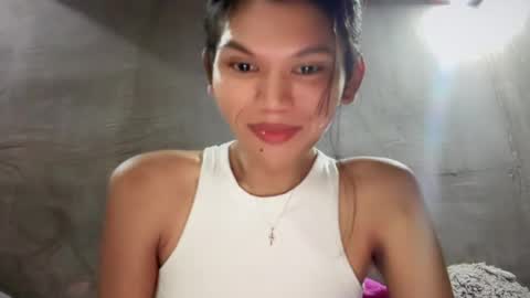 Snapshot of esilchan chatting on May 10, 1:49 pm Chelliane online show from May 10, 1:49 pm
