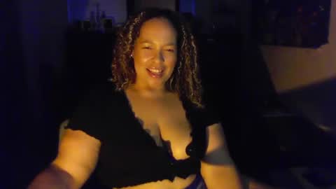 Snapshot of esmeluvs chatting on October 6, 11:02 pm Esme Luv online show from October 6, 11:02 pm