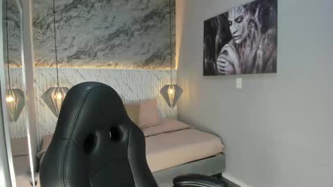Snapshot of esmeralda__18 chatting on April 25, 7:55 pm Esmeralda online show from April 25, 7:55 pm
