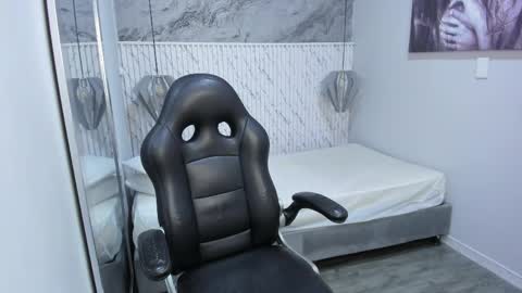 Snapshot of esmeralda__18 chatting on May 27, 1:57 am Esmeralda online show from May 27, 1:57 am