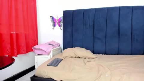 Snapshot of esmeralda_gomes_ chatting on October 17, 8:11 pm esmeralda_gomes_ online show from October 17, 8:11 pm