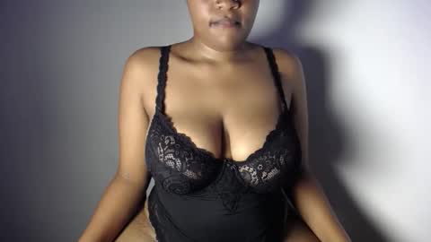 Snapshot of esmeray_ chatting on May 10, 11:15 am Esme online show from May 10, 11:15 am