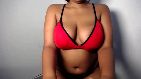 Snapshot of esmeray_ chatting on May 16, 12:26 pm Esme online show from May 16, 12:26 pm