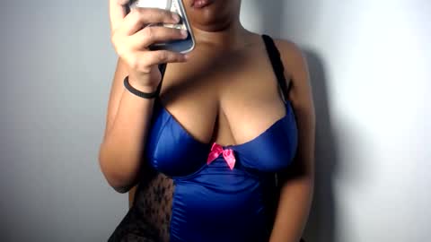 Snapshot of esmeray_ chatting on May 23, 8:51 am Esme online show from May 23, 8:51 am