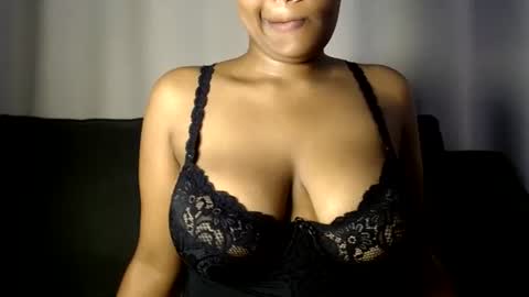 Snapshot of esmeray_ chatting on June 17, 12:02 am Esme online show from June 17, 12:02 am
