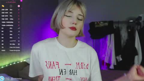 Snapshot of esmevelvet chatting on May 21, 2:24 pm Esme online show from May 21, 2:24 pm