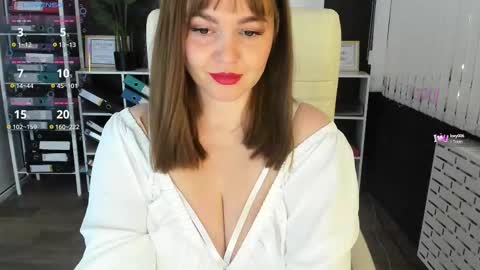 Snapshot of essensual_ chatting on September 9, 1:49 am Ava online show from September 9, 1:49 am