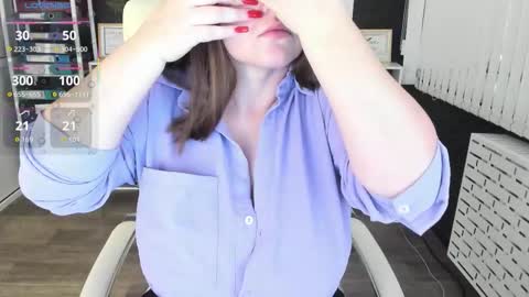Snapshot of essensual_ chatting on September 10, 1:27 am Ava online show from September 10, 1:27 am