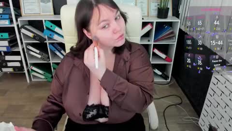 Snapshot of essensual_ chatting on February 17, 2:08 am Ava online show from February 17, 2:08 am