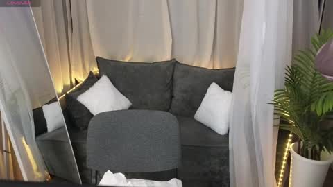 Snapshot of essensual_ chatting on April 30, 2:07 am Ava online show from April 30, 2:07 am