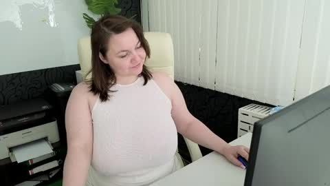 Snapshot of essensual_ chatting on May 1, 2:16 am Ava online show from May 1, 2:16 am