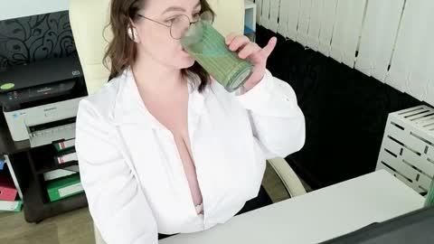 Snapshot of essensual_ chatting on May 5, 1:46 am Ava online show from May 5, 1:46 am