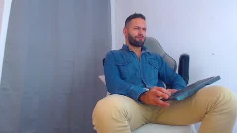 Snapshot of esteban7984068 chatting on December 6, 12:23 am esteban online show from December 6, 12:23 am