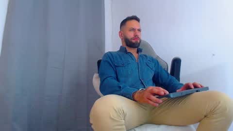 Snapshot of esteban7984068 chatting on December 15, 12:18 am esteban online show from December 15, 12:18 am