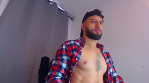 Snapshot of esteban7984068 chatting on February 8, 10:40 pm esteban online show from February 8, 10:40 pm