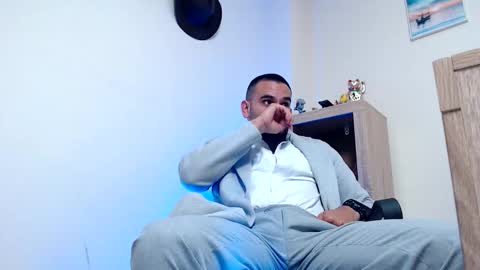 Esteban Fernandez online show from February 8, 3:43 am