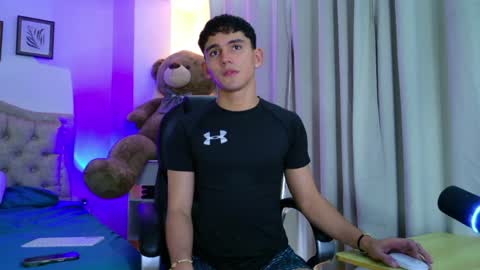Snapshot of estebanperez_ chatting on June 8, 7:47 pm Esteban online show from June 8, 7:47 pm