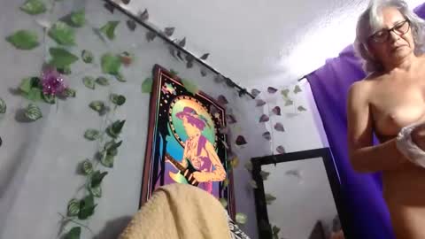 Snapshot of estelamaris1 chatting on December 2, 2:52 pm estelamaris online show from December 2, 2:52 pm