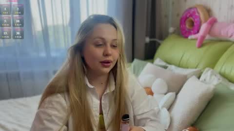 Snapshot of estella_elwood chatting on May 15, 12:12 pm Estella online show from May 15, 12:12 pm