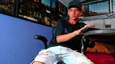 Snapshot of estevenbrown1 chatting on March 3, 12:44 pm estevenbrown1 online show from March 3, 12:44 pm