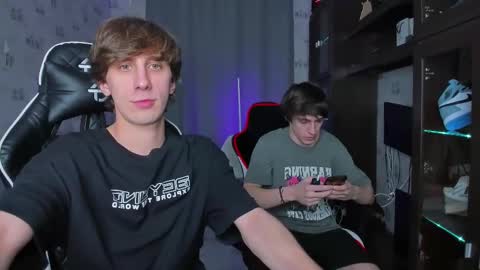 Snapshot of esthetics_boys chatting on February 20, 4:14 pm LOUIS online show from February 20, 4:14 pm