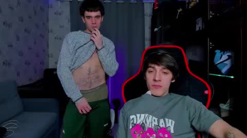 Snapshot of esthetics_boys chatting on March 4, 12:39 am LOUIS online show from March 4, 12:39 am