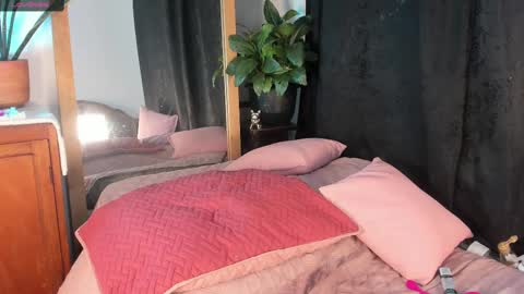 - E S T R E L L A  M I L F - online show from February 15, 1:05 pm