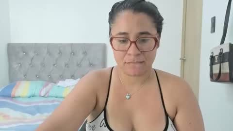 Snapshot of estrellajunior chatting on May 18, 12:44 pm estrellajunior online show from May 18, 12:44 pm