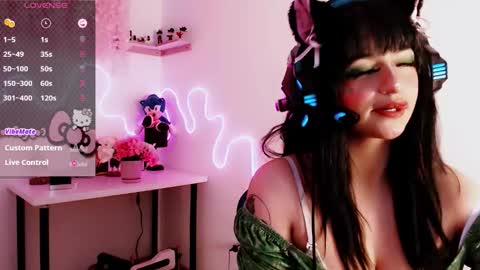 Snapshot of eternal_moonqs chatting on January 5, 10:35 pm Moon online show from January 5, 10:35 pm