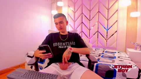 Snapshot of ethan_boy_ chatting on February 7, 8:23 pm Ethan online show from February 7, 8:23 pm