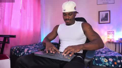 Snapshot of ethan_travis0 chatting on April 29, 9:21 pm ethan travis online show from April 29, 9:21 pm
