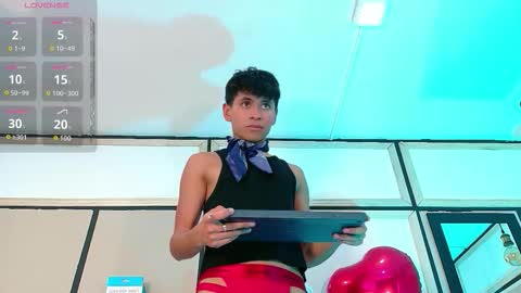Snapshot of ethan_westt chatting on February 12, 9:10 pm Ethan online show from February 12, 9:10 pm