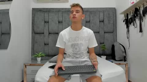 Snapshot of ethanhot_os chatting on April 5, 5:32 pm ethanhot_os online show from April 5, 5:32 pm