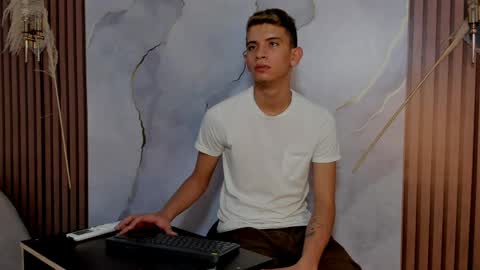 Snapshot of ethanhot_os chatting on April 12, 11:43 pm ethanhot_os online show from April 12, 11:43 pm