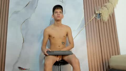 Snapshot of ethanhot_os chatting on April 14, 5:52 pm ethanhot_os online show from April 14, 5:52 pm