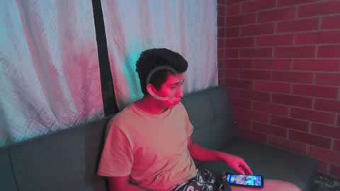 Snapshot of ethann2_ chatting on April 3, 3:59 am ethann2_ online show from April 3, 3:59 am