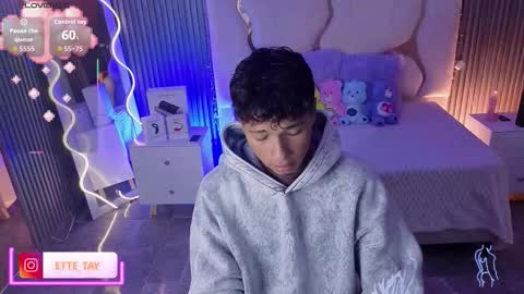 ette online show from February 3, 3:15 am