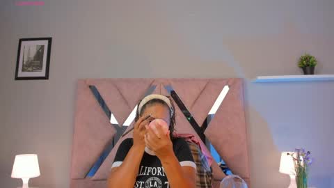 Snapshot of evaa_mills chatting on May 18, 6:47 pm Eva online show from May 18, 6:47 pm