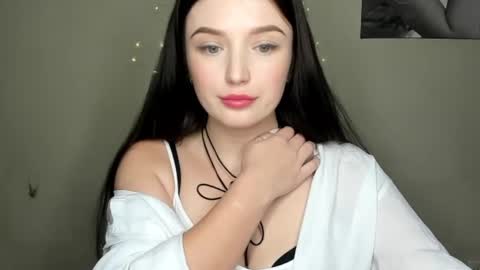 Snapshot of evaamillerr chatting on December 16, 9:52 pm Eva online show from December 16, 9:52 pm