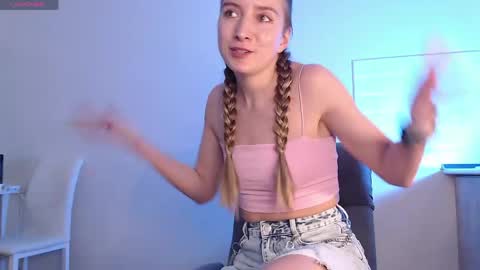 Snapshot of evahailey_ chatting on May 6, 3:35 am Eva online show from May 6, 3:35 am