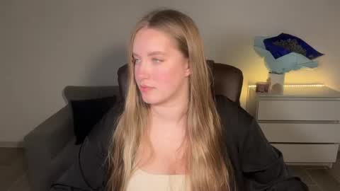 Snapshot of evajuly chatting on June 24, 7:35 pm Eva online show from June 24, 7:35 pm