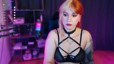 Snapshot of evaredmooon chatting on December 2, 6:52 am Moon online show from December 2, 6:52 am