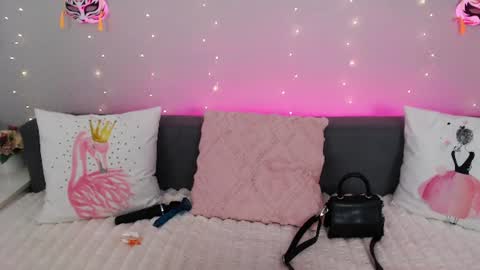 Snapshot of evarey_ chatting on June 28, 5:24 am Adelina online show from June 28, 5:24 am