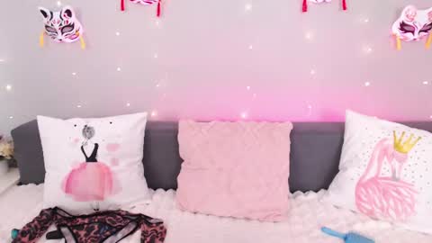 Snapshot of evarey_ chatting on July 22, 4:48 am Adelina online show from July 22, 4:48 am