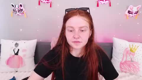 Snapshot of evarey_ chatting on July 30, 7:18 am Adelina online show from July 30, 7:18 am